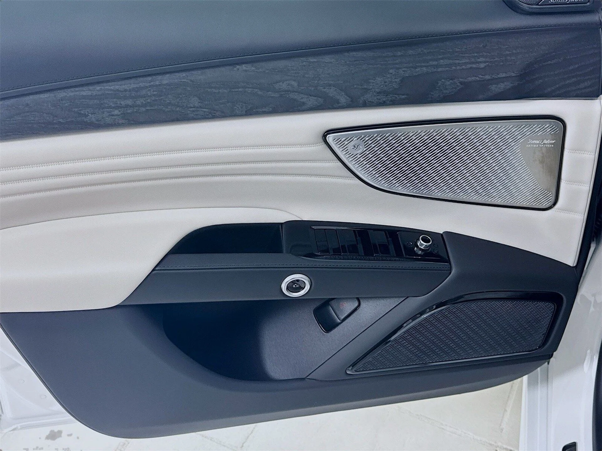 mph015_1892267249_b9986acd193ff38121a7b9d30ac96764x_575055657f