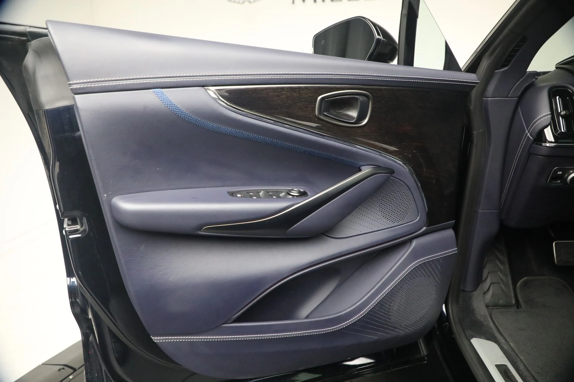 mph015_1895086986_Used_2025_Aston_Martin_DBX_707_1782252692_6ab1d12e0c