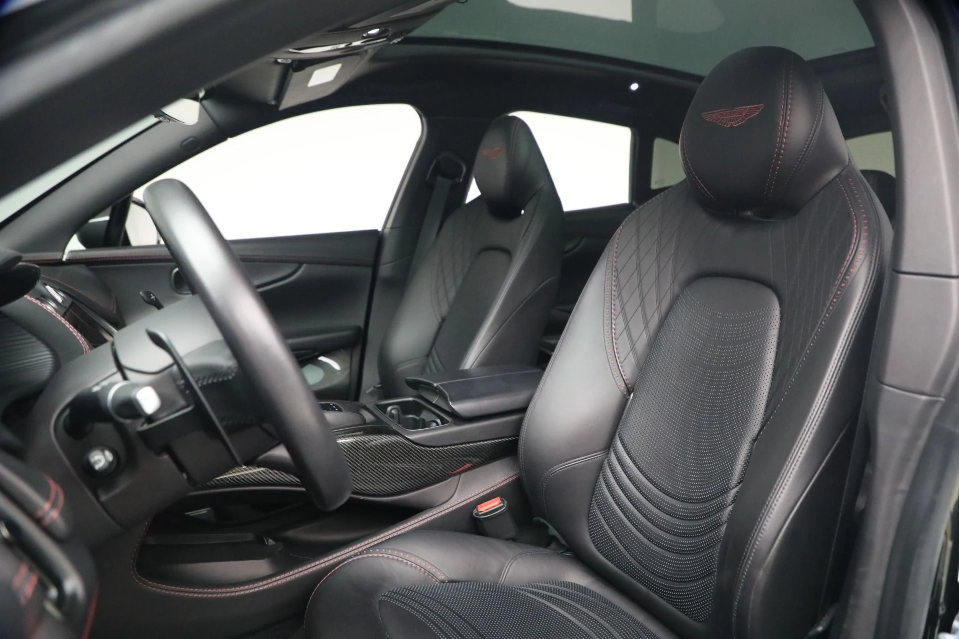 mph015_1906111342_Used_2022_Aston_Martin_DBX_1777325442_cb7fe2f16e