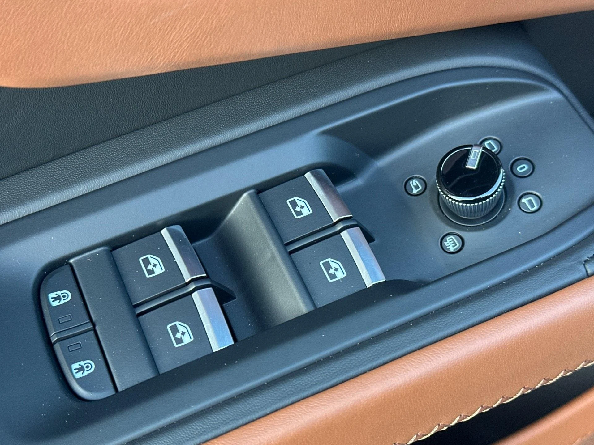 mph015_1933063558_New_2025_Lamborghini_Urus_SE_1765357684_0974342024