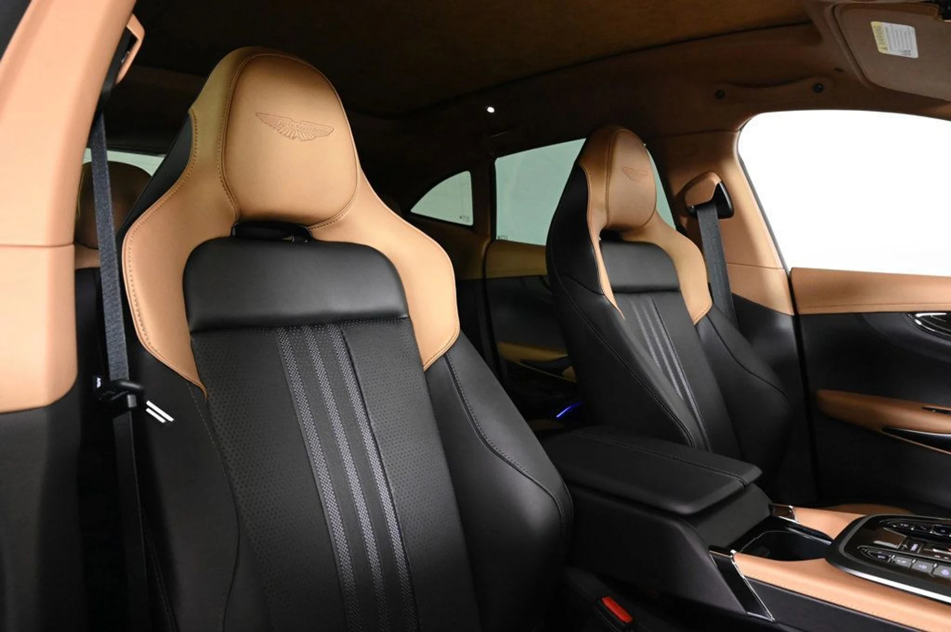 mph015_1934732604_new_2026_aston_martin_dbx_707awd_11350_22965881_15_1024_7ea2771fbe