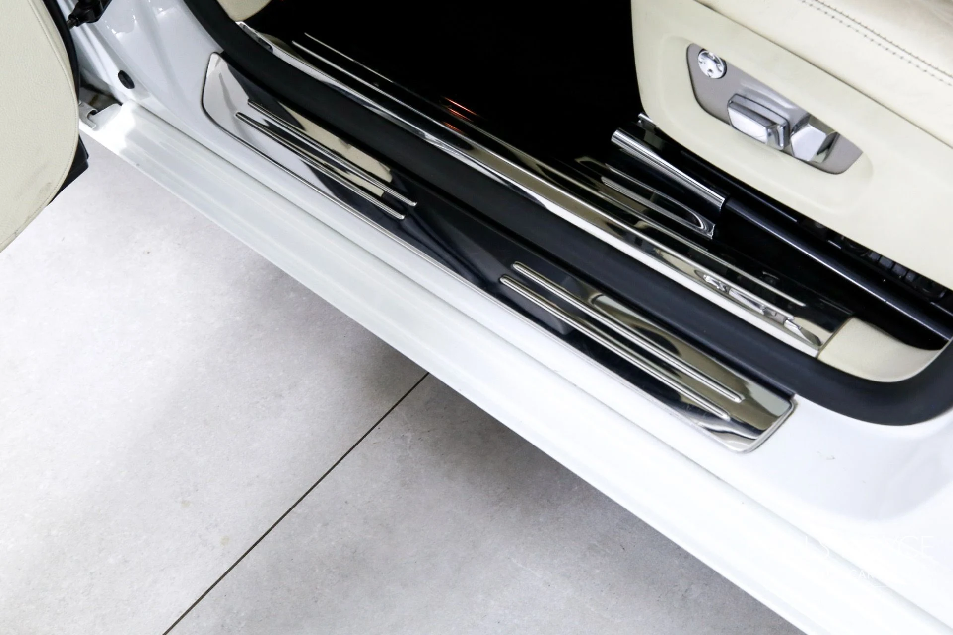 mph015_1945077651_Used_2012_Rolls_Royce_Ghost_1754583804_2ad48b8378