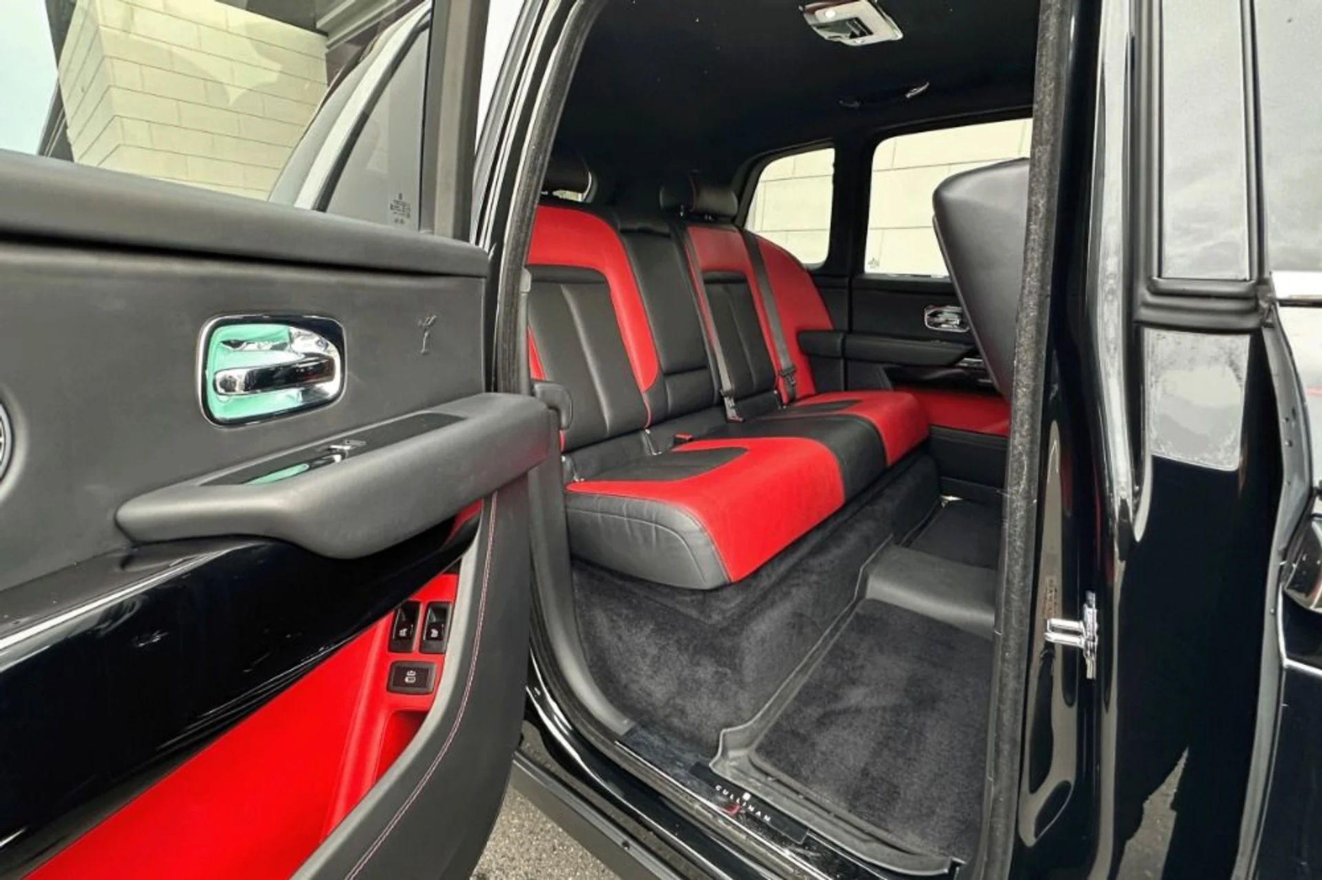 mph015_1968280599_Used_2020_Rolls_Royce_Cullinan_1768571704_08932a4c5d