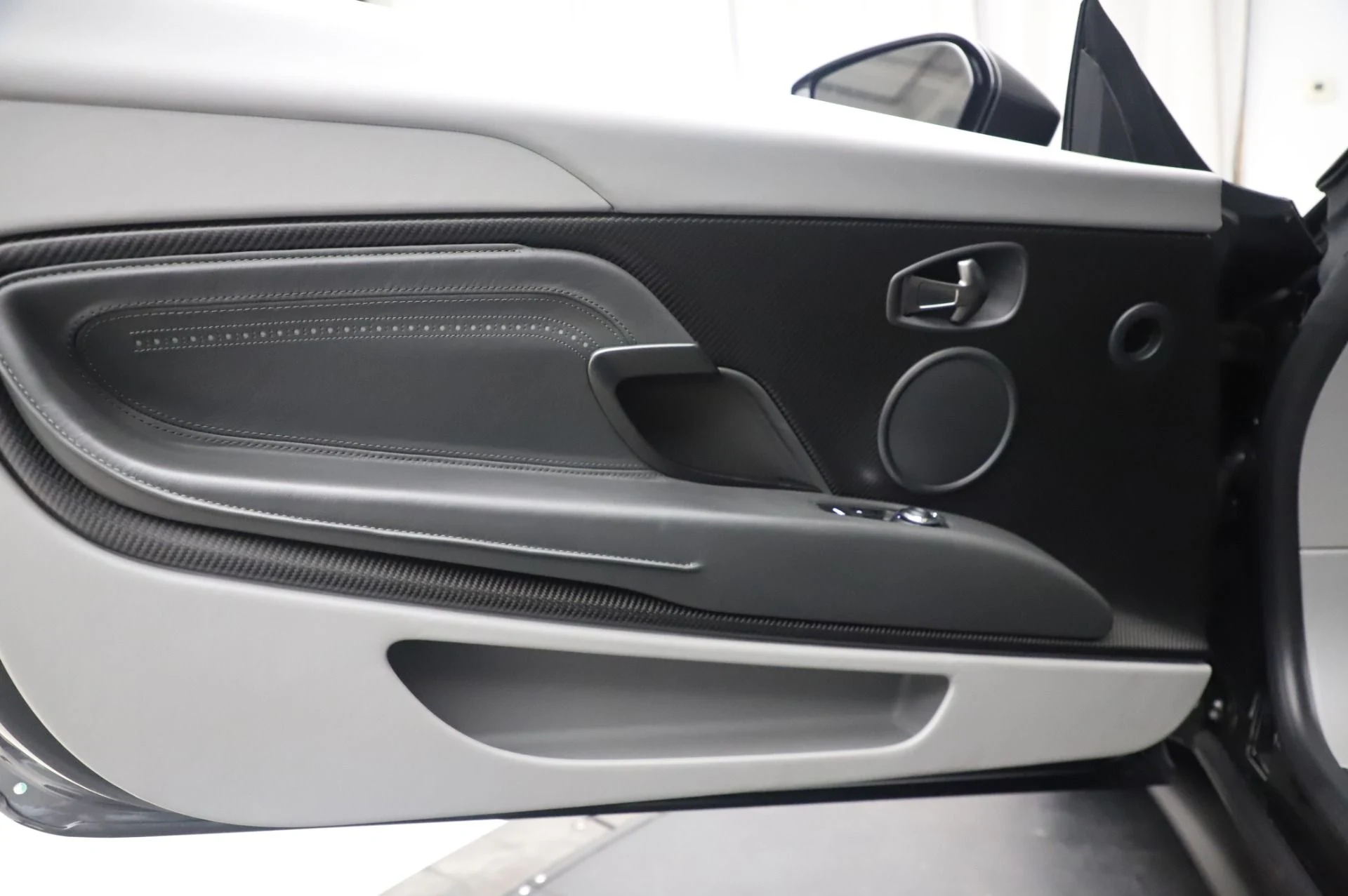 mph015_1984235043_Used_2019_Aston_Martin_DB_11_V8_1595364073_b68ae3eaf8