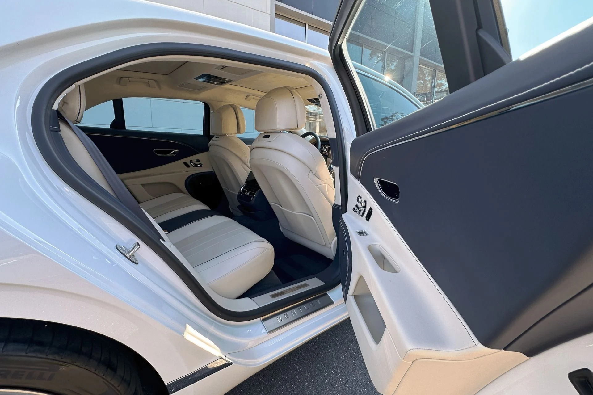 mph015_1991308404_Used_2022_Bentley_Flying_Spur_V8_Base_1759839159_edf81a413a