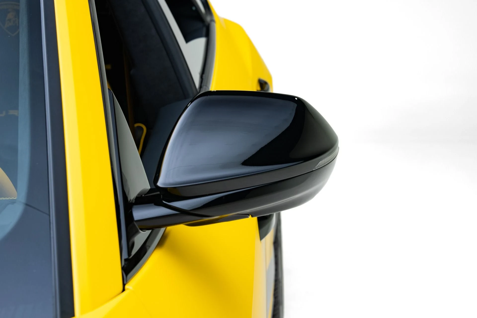 mph015_2005560996_Used_2024_Lamborghini_Urus_S_1778704805_7d073dec7b