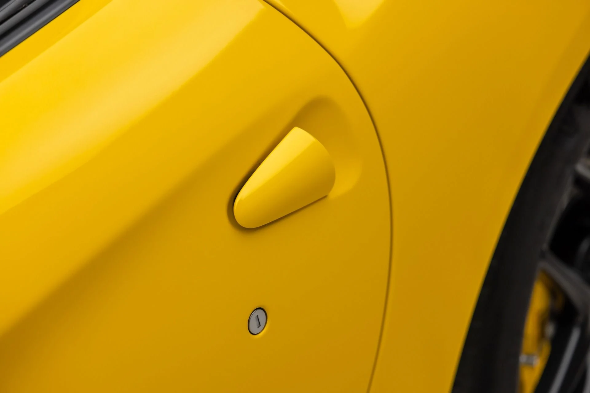 mph015_2017711985_Used_2014_Ferrari_F12berlinetta_1766171664_1a18de54a0