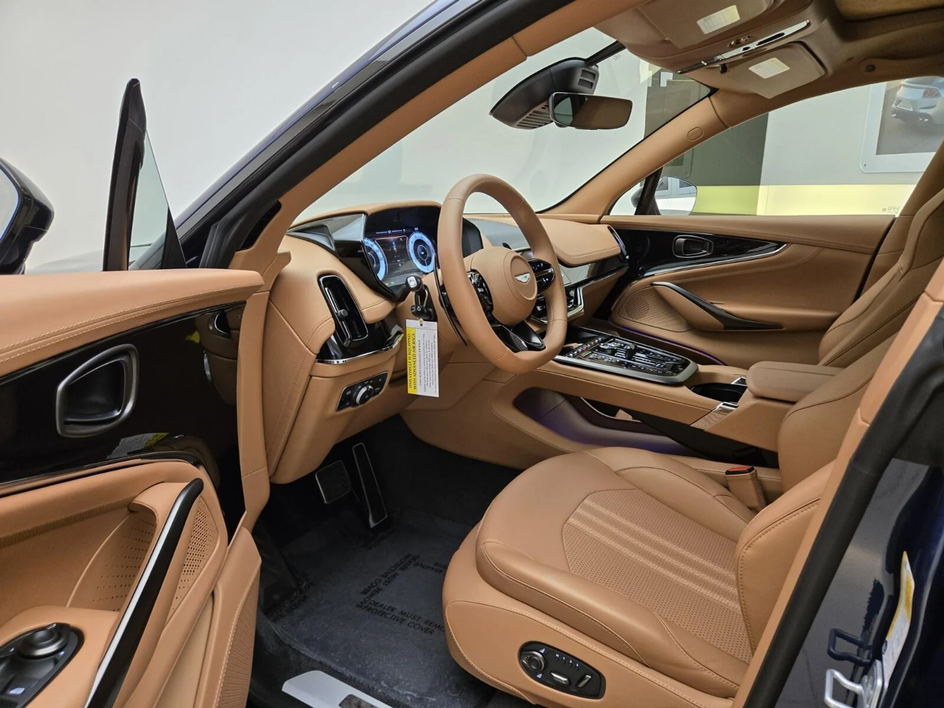 mph015_2035725320_New_2025_Aston_Martin_DBX_707_1753162718_7611e37630