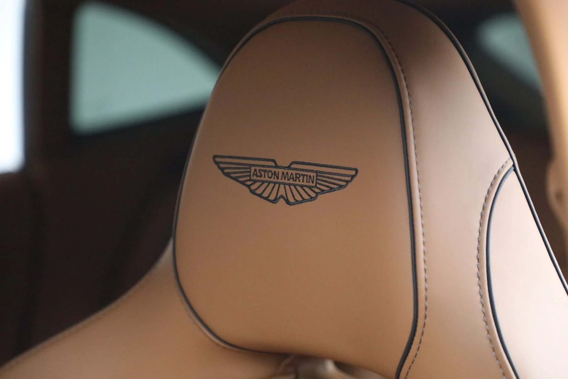 mph015_2048328357_New_2025_Aston_Martin_DBX_707_8a02dc7c17