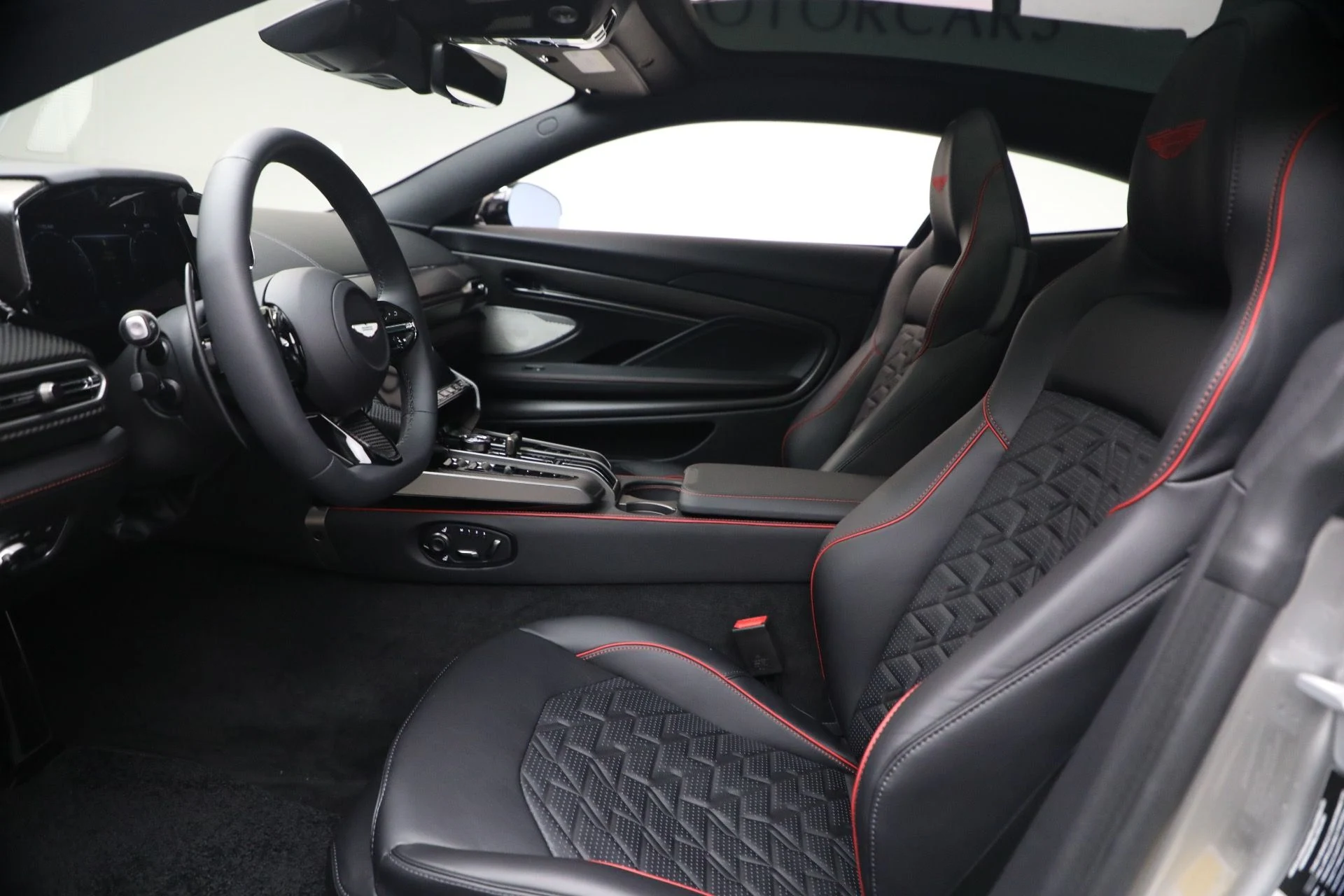 mph015_2057379221_New_2026_Aston_Martin_Vanquish_1767630425_9aead7b217