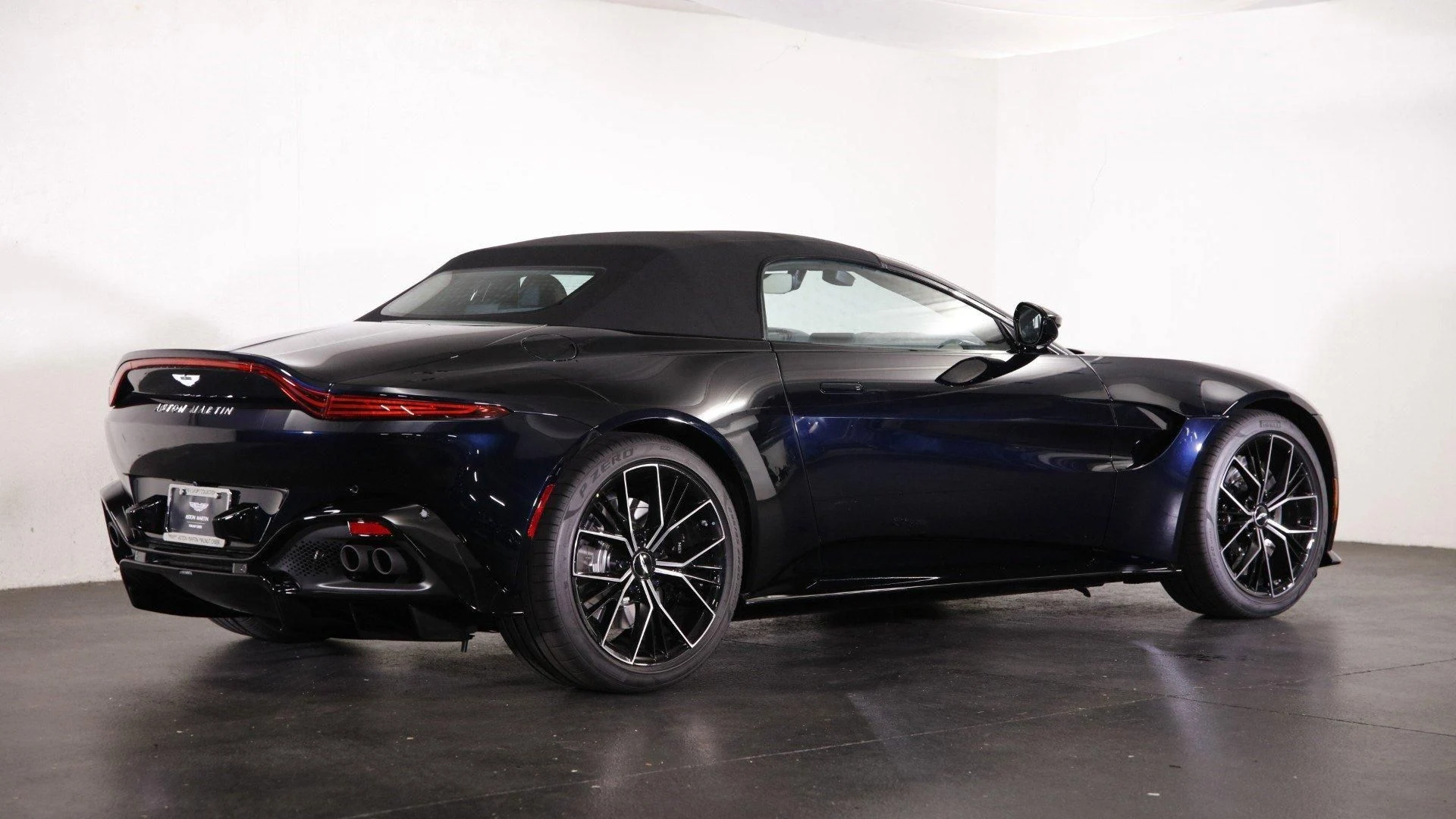 mph015_2058270854_Used_2023_Aston_Martin_Vantage_1698838101_09b2c22fd2