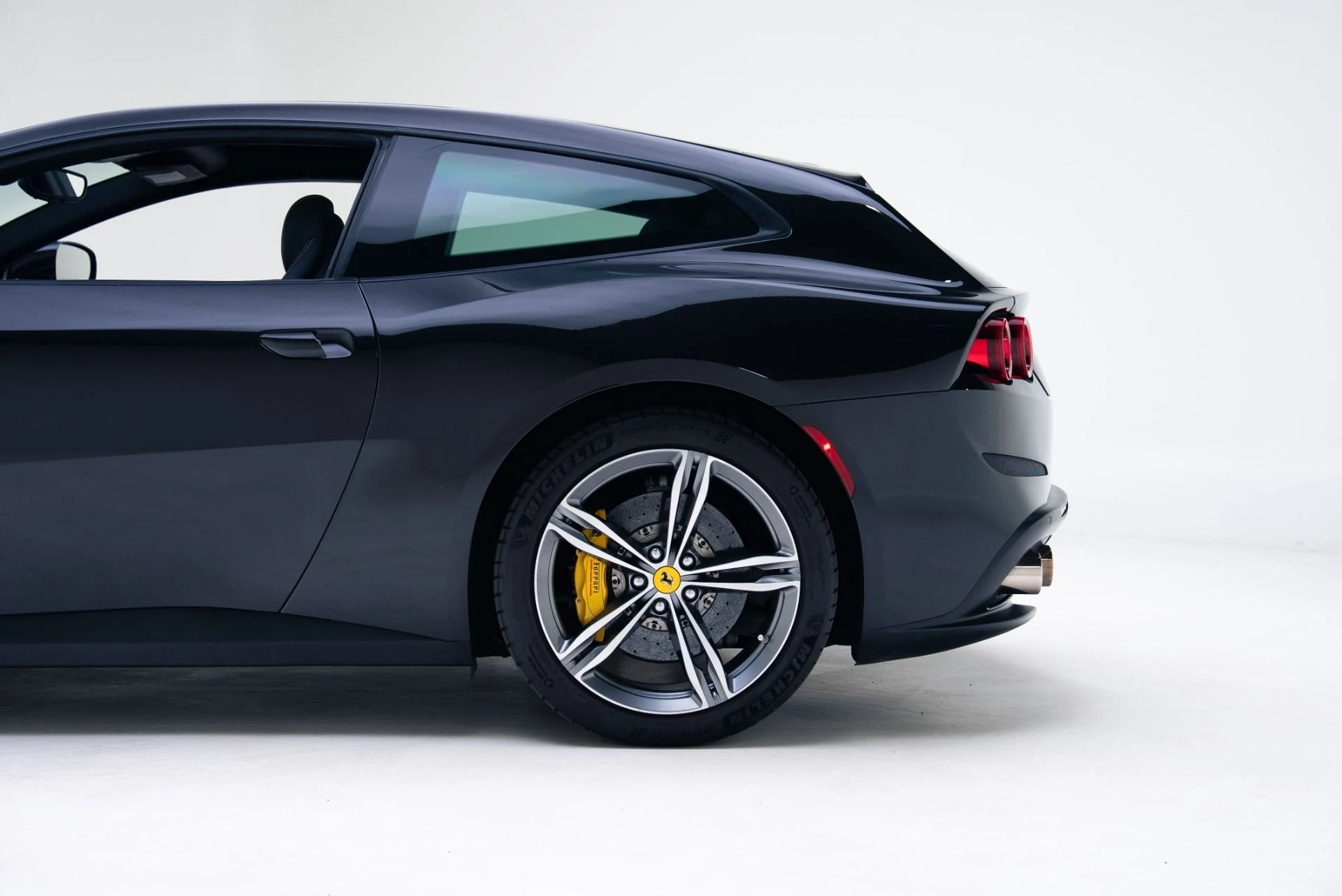 mph015_207470923_Used_2018_Ferrari_GTC_4_Lusso_1768413919_fa5f77b1c0