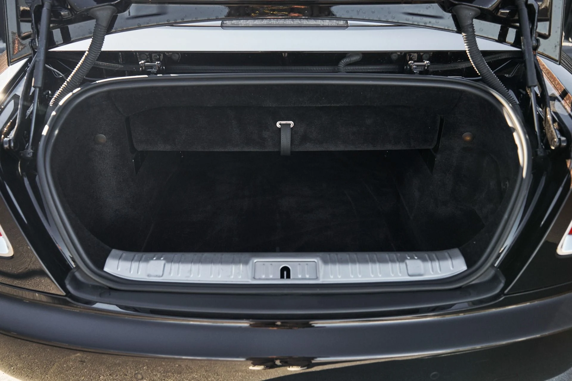 mph015_2078673800_Used_2020_Rolls_Royce_Dawn_Base_1762645785_64514b835d