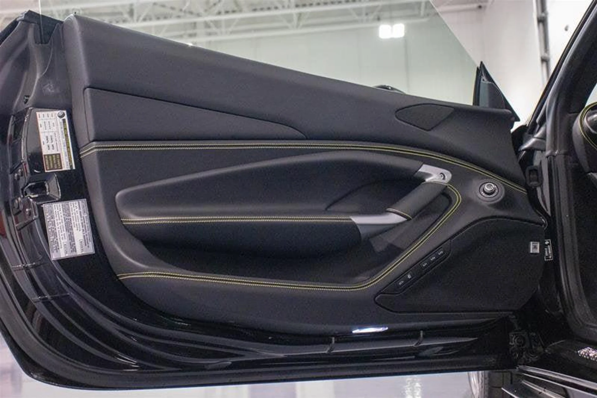 mph015_2085886809_Used_2023_Ferrari_F8_Spider_Base_1782923007_5e603e418b