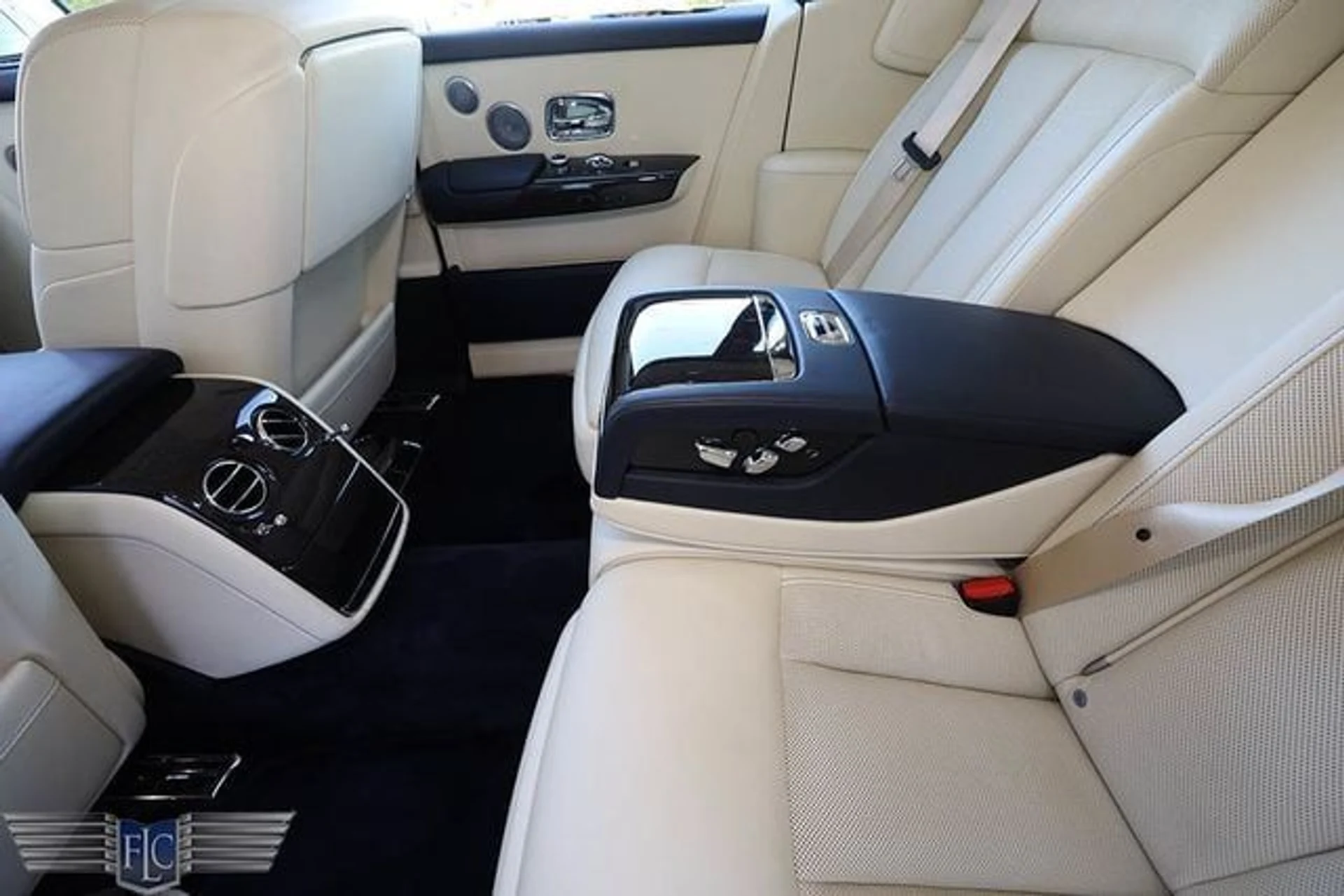 mph015_208626049_used_2018_rolls_royce_phantom_sedan_6305_22718398_20_640_7a055f5349