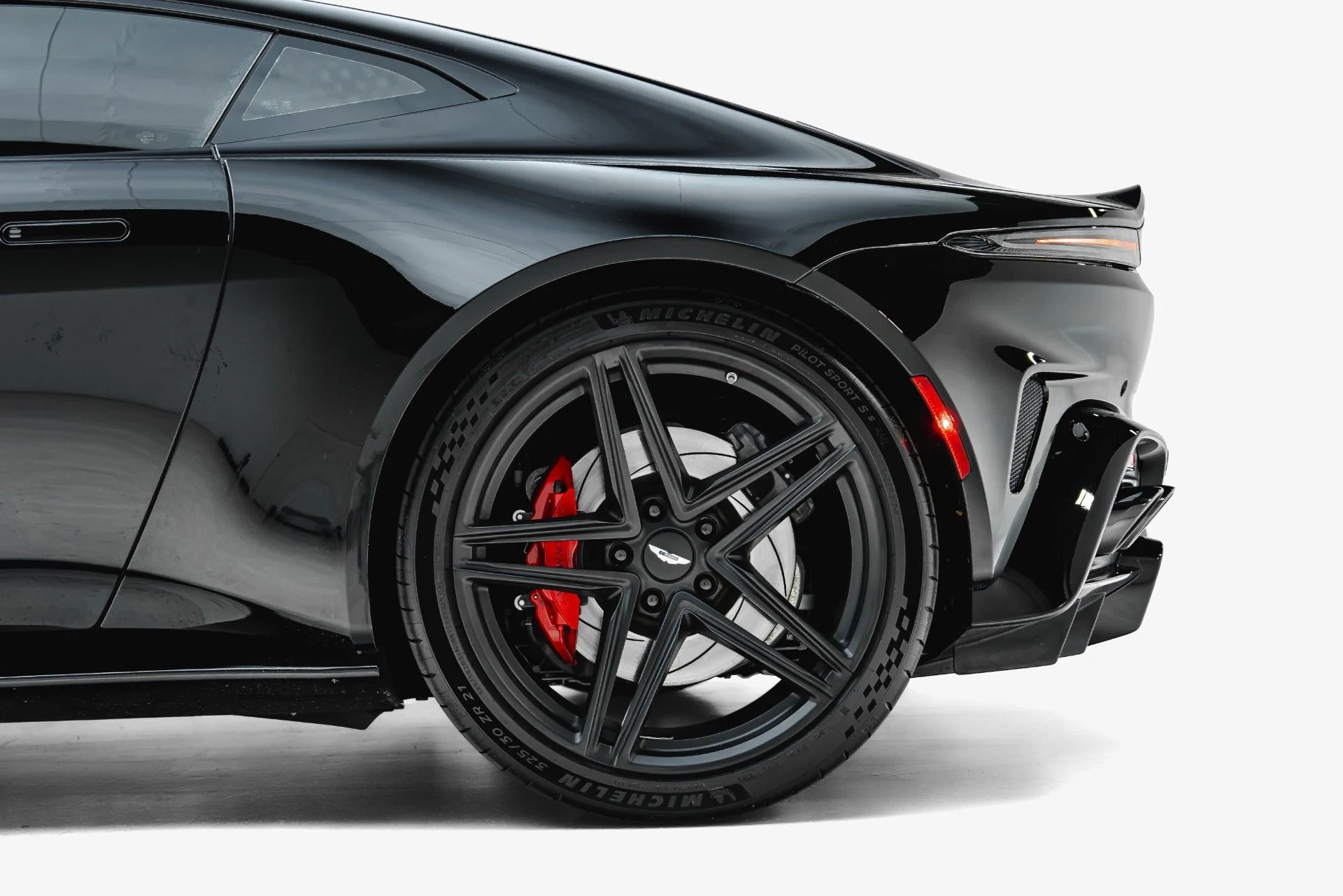 mph015_2113691759_Used_2025_Aston_Martin_Vantage_1790202700_1af4a3484b