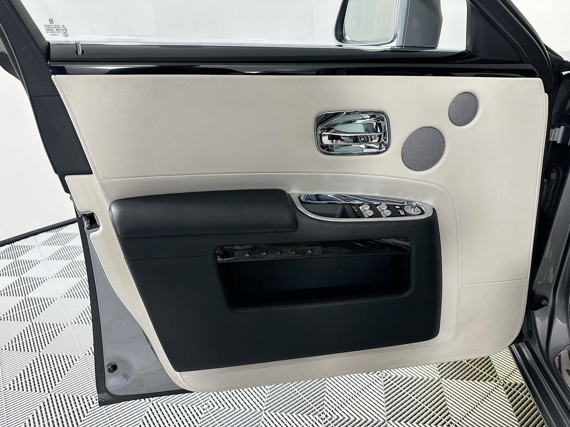 mph015_2114422098_16_0f435731c5