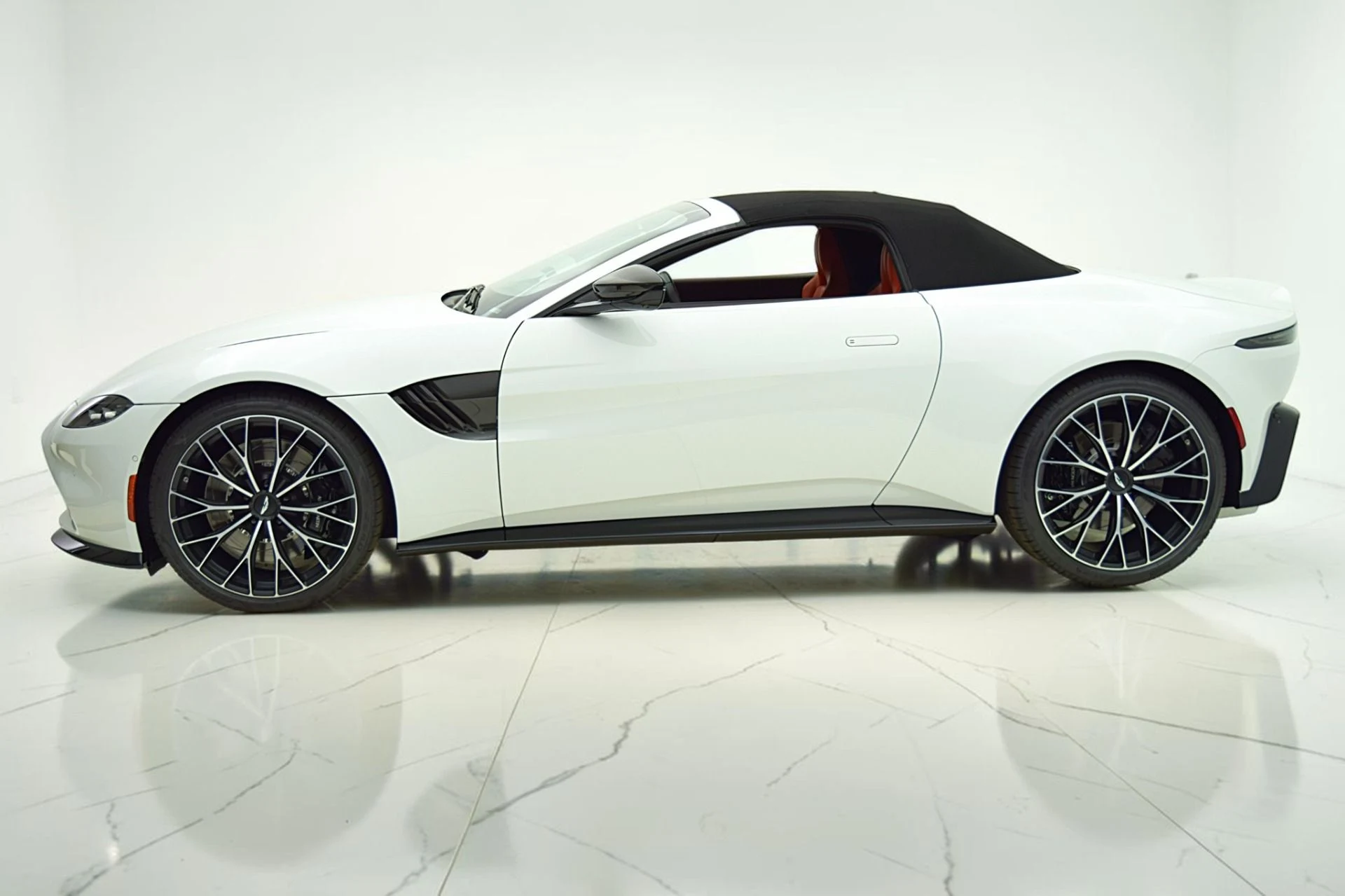 mph015_2118096778_Used_2023_Aston_Martin_Vantage_Roadster_eb53663107
