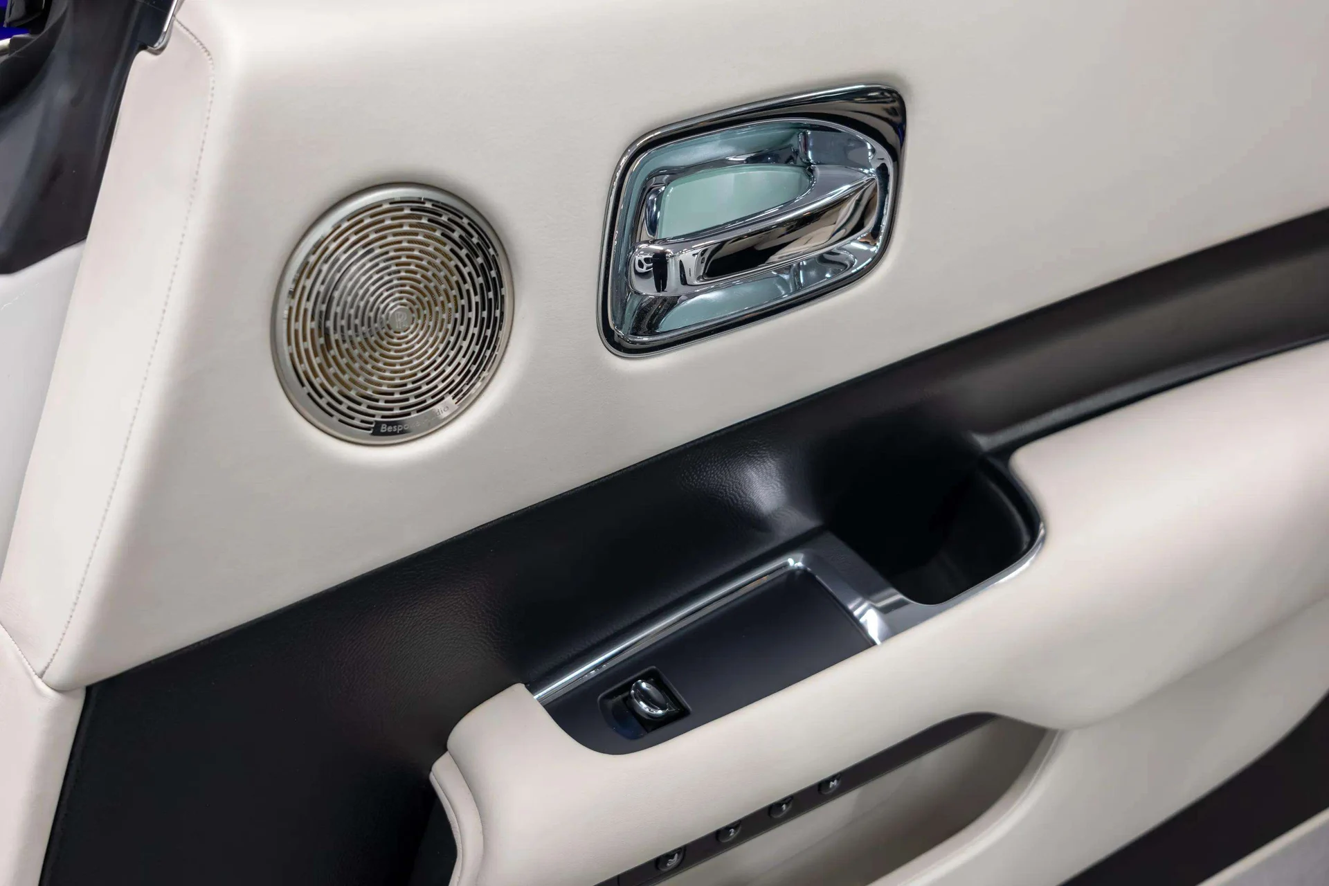 mph015_2120315889_bf4519e2_4133_47a9_956f_0e8816a1985d_201720_Rolls_Royce20_Wraith2028_SCA_665_C56_HUX_8653929_15_e5b24635e0