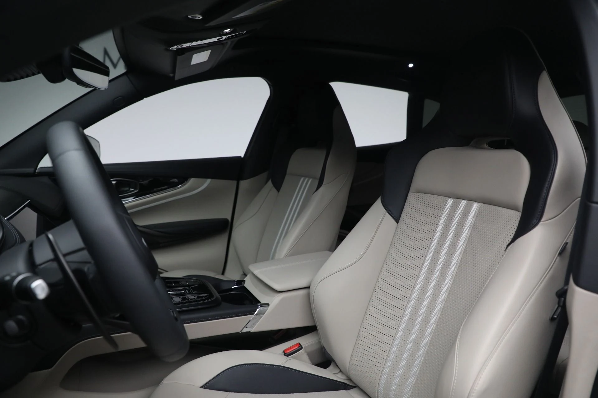 mph015_2129075827_New_2025_Aston_Martin_DBX_707_8a15123684