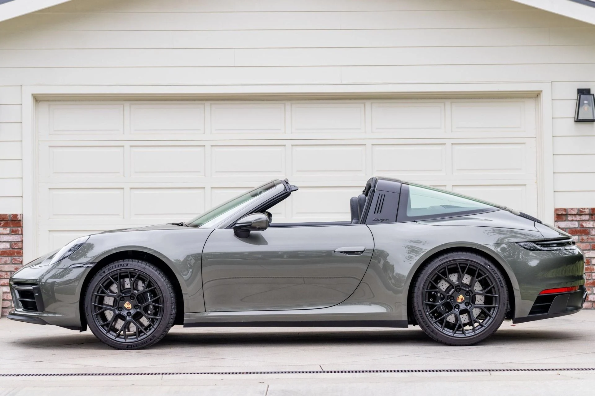 mph015_2136423681_Used_2024_Porsche_911_Targa_4_GTS_1782170019_ad8b107a94