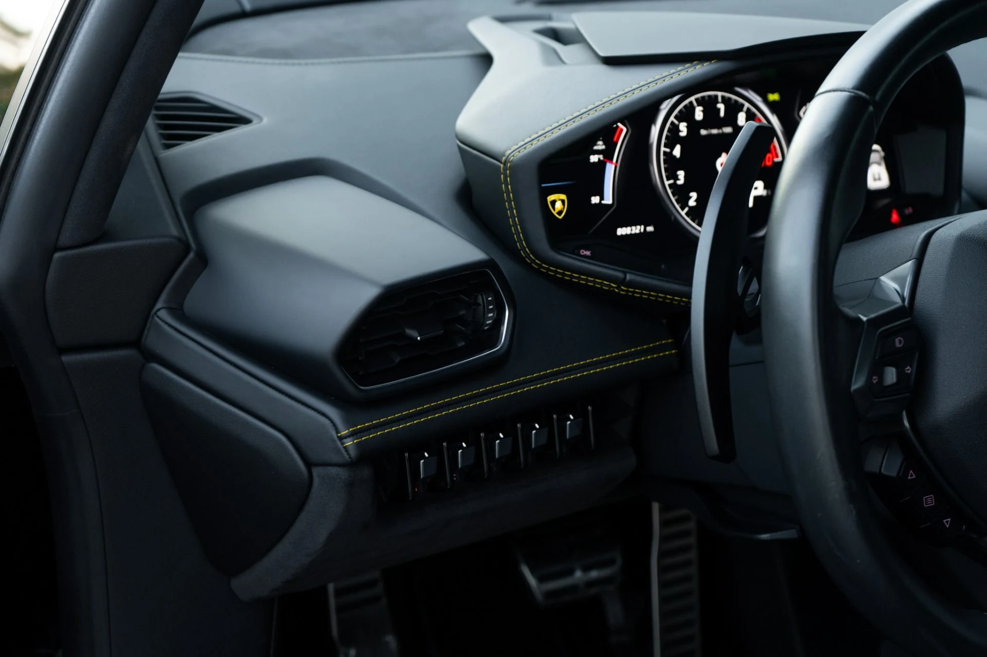 mph015_2147155814_Used_2017_Lamborghini_Huracan_LP_580_2_Spyder_1766447716_11c4d30f4b