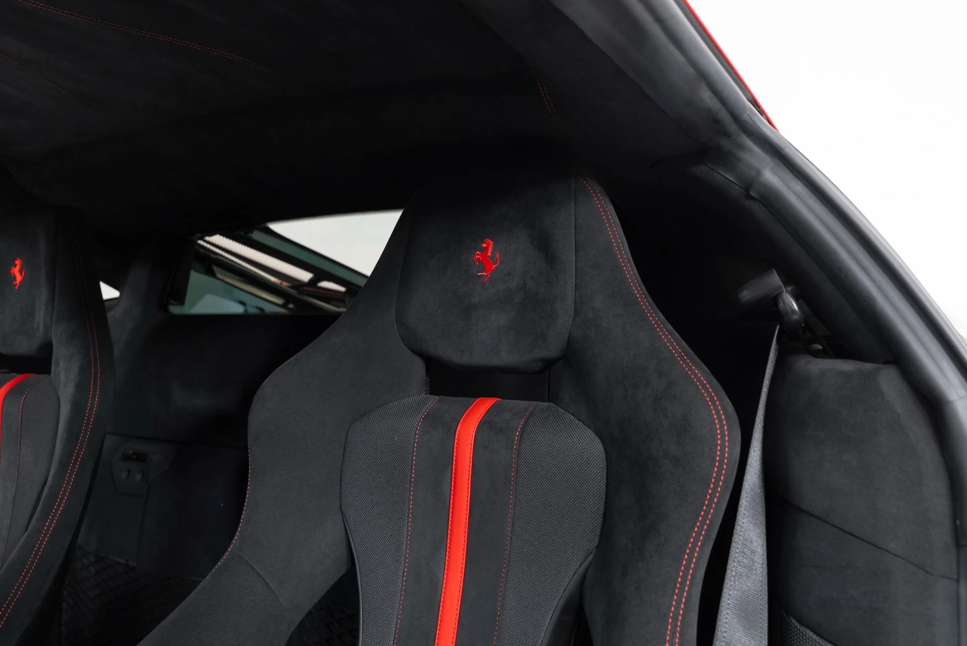 mph015_2151007830_Used_2019_Ferrari_488_Pista_1760379304_9545e8f321