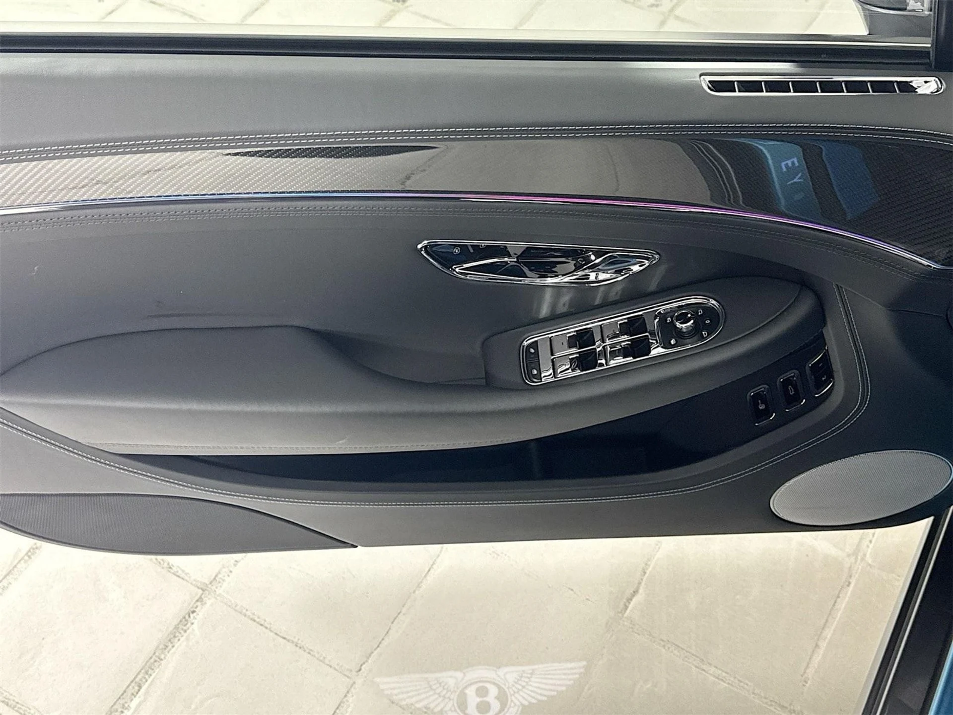 mph015_2156476783_807e20dd6c46f1b7ce2049e9cd1cd97cx_4c7b3cd5cc