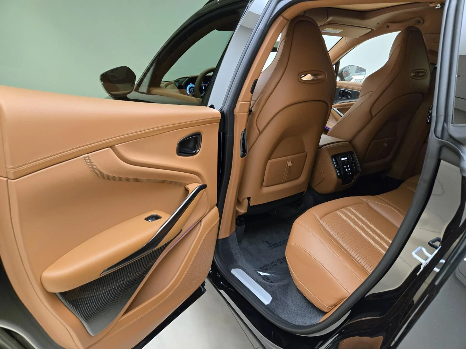 mph015_2156568982_New_2026_Aston_Martin_DBX_707_1761716887_fe544fd419