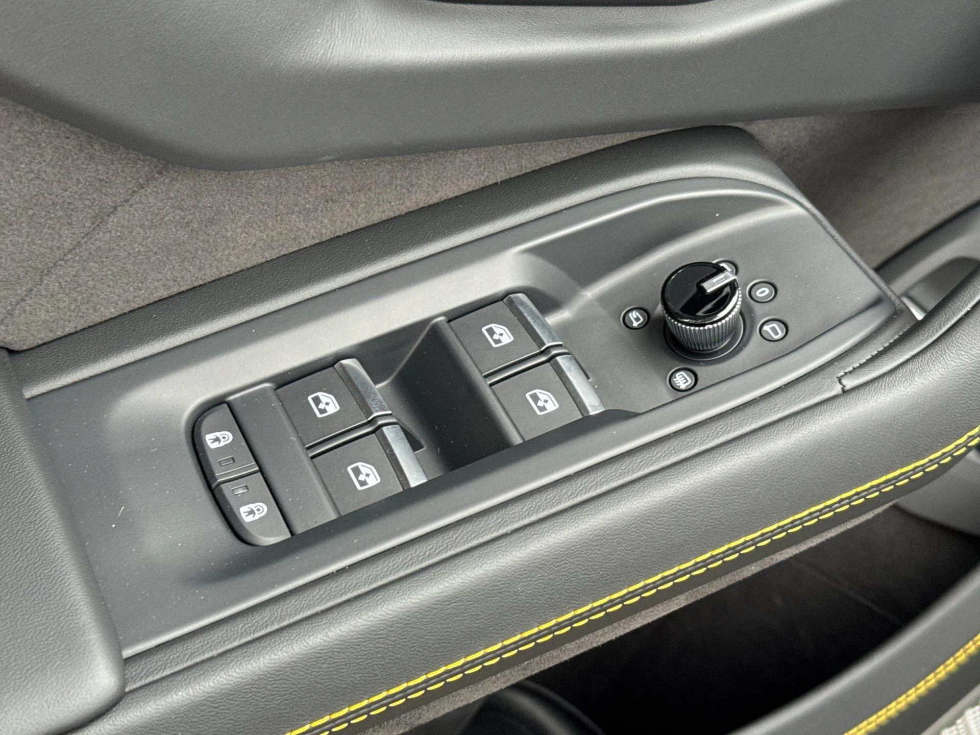 mph015_2157475407_New_2026_Lamborghini_Urus_SE_1790209966_c495af42af