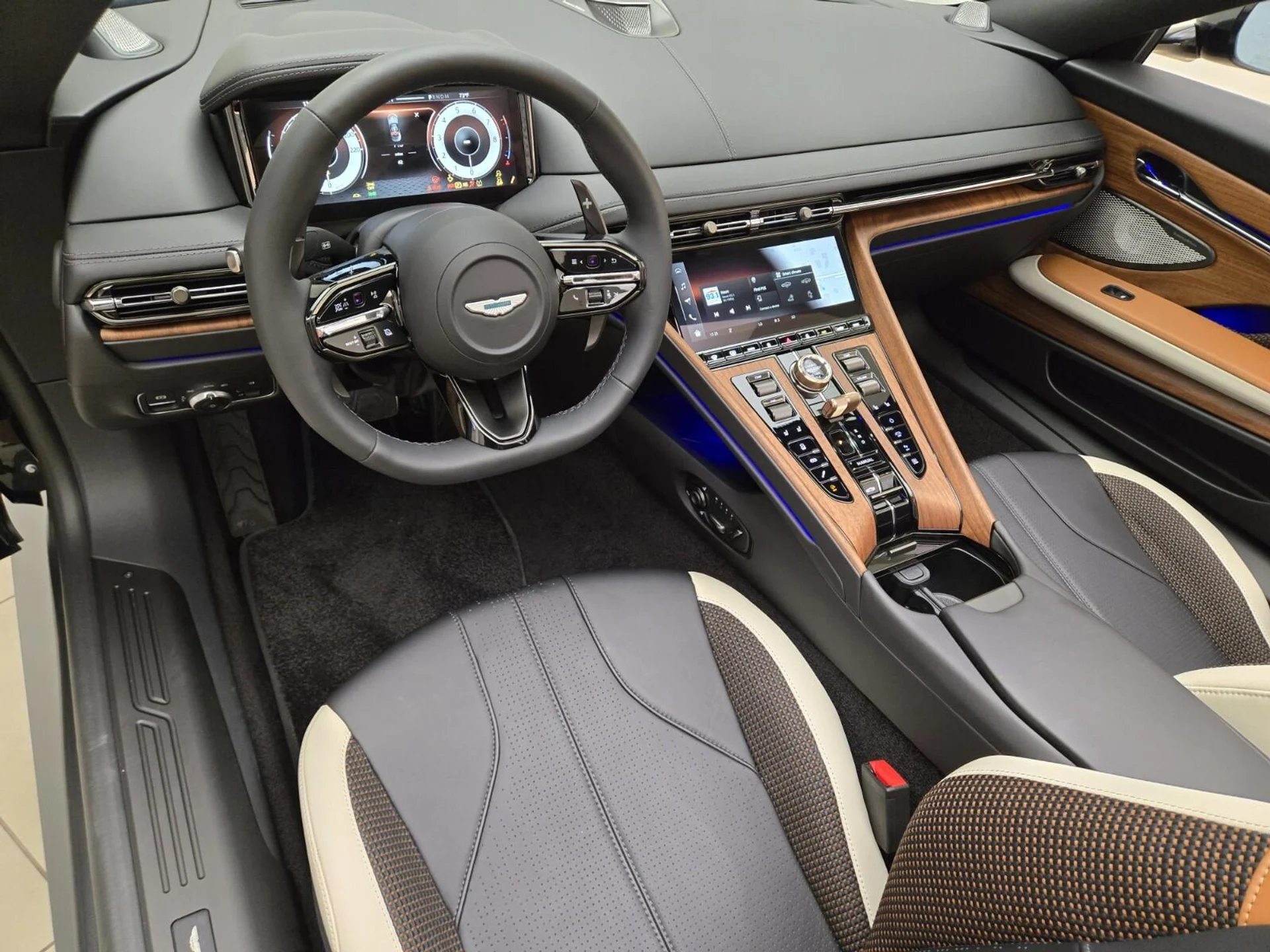 mph015_2164050471_New_2026_Aston_Martin_DB_12_Volante_1777612887_200d5e6fec