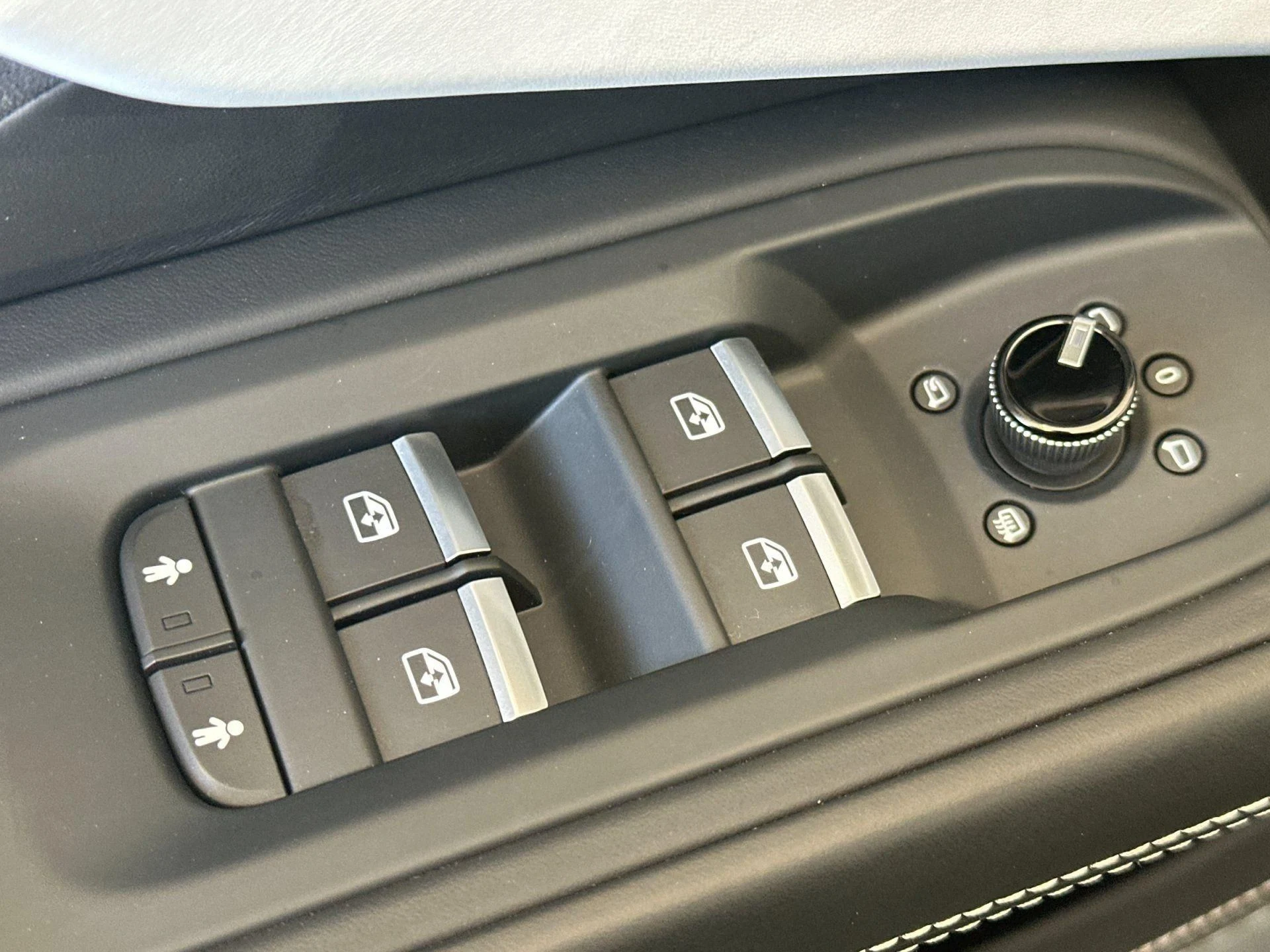 mph015_216589277_Used_2020_Lamborghini_Urus_1775203725_7e14777e29