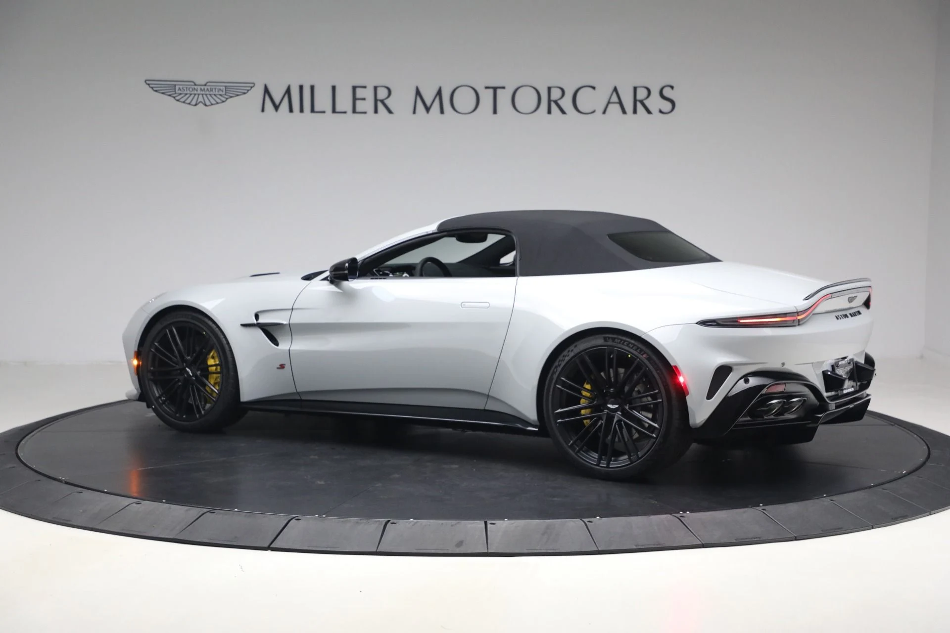 mph015_2167522735_New_2026_Aston_Martin_Vantage_S_Roadster_1776800186_64406355c1