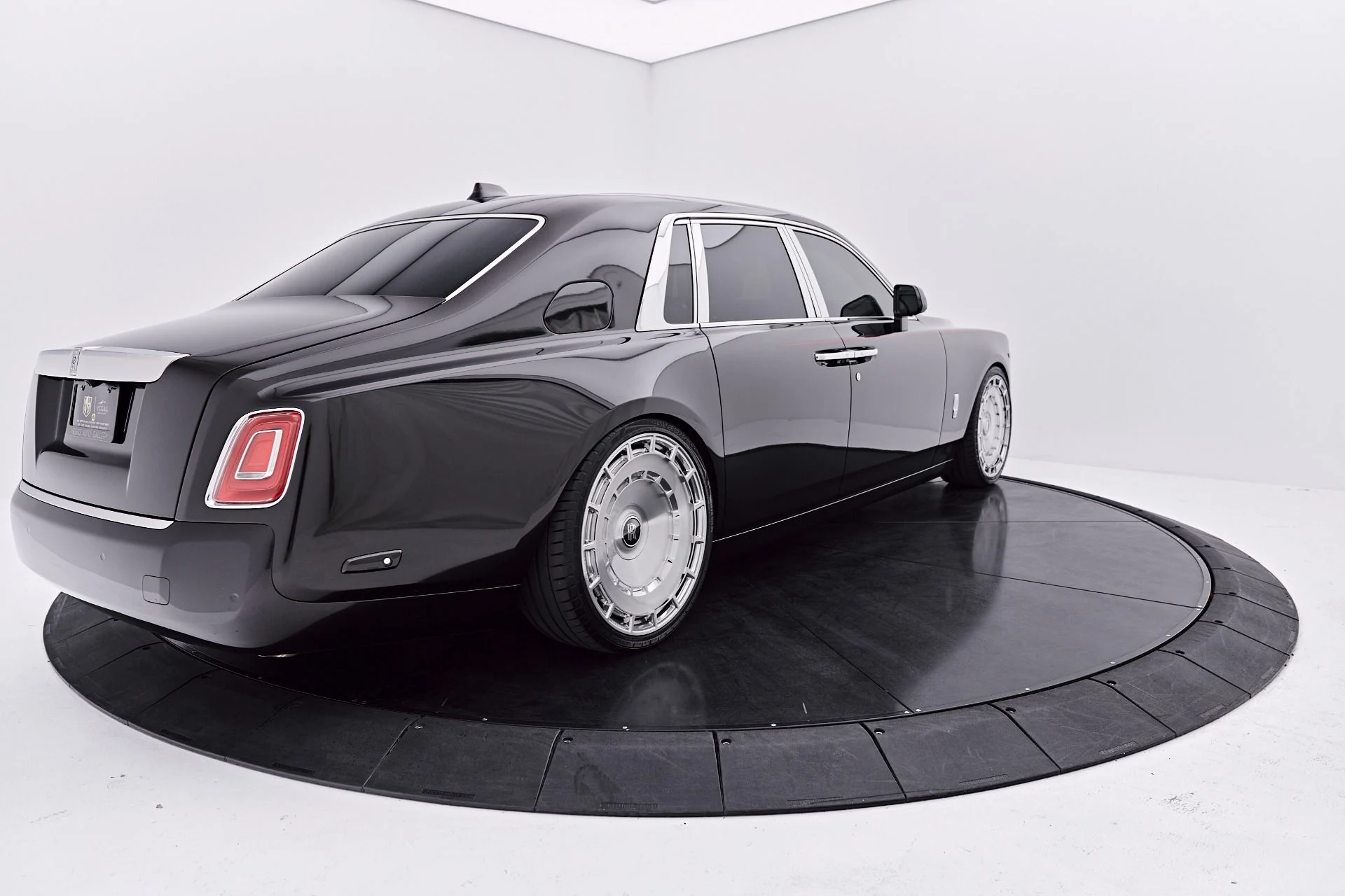 mph015_2173888606_Used_2021_Rolls_Royce_Phantom_Base_1786152350_f2b00909f2