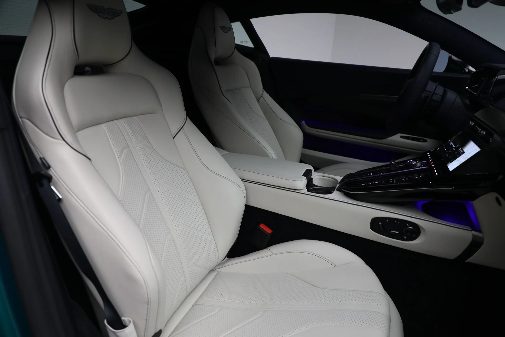 mph015_2179222130_New_2025_Aston_Martin_Vantage_8d780088a8