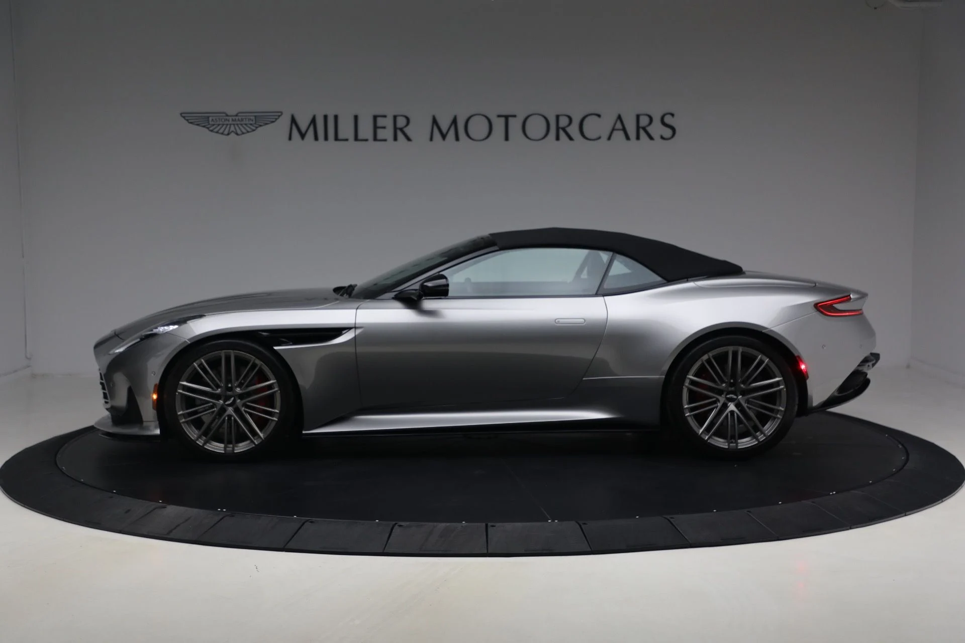 mph015_220055874_Used_2024_Aston_Martin_DB_12_Volante_1789831142_e0b8ef7a40