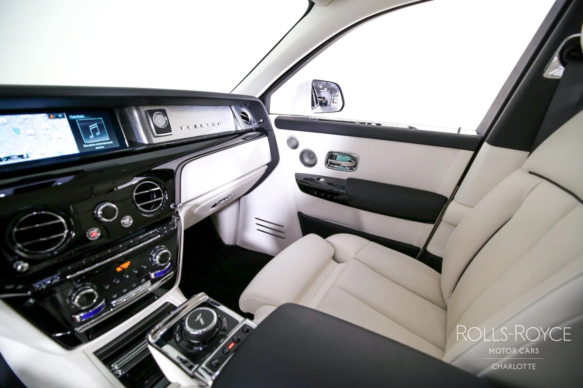 mph015_2203209240_Used_2024_Rolls_Royce_Phantom_1767116656_faad27dfcc