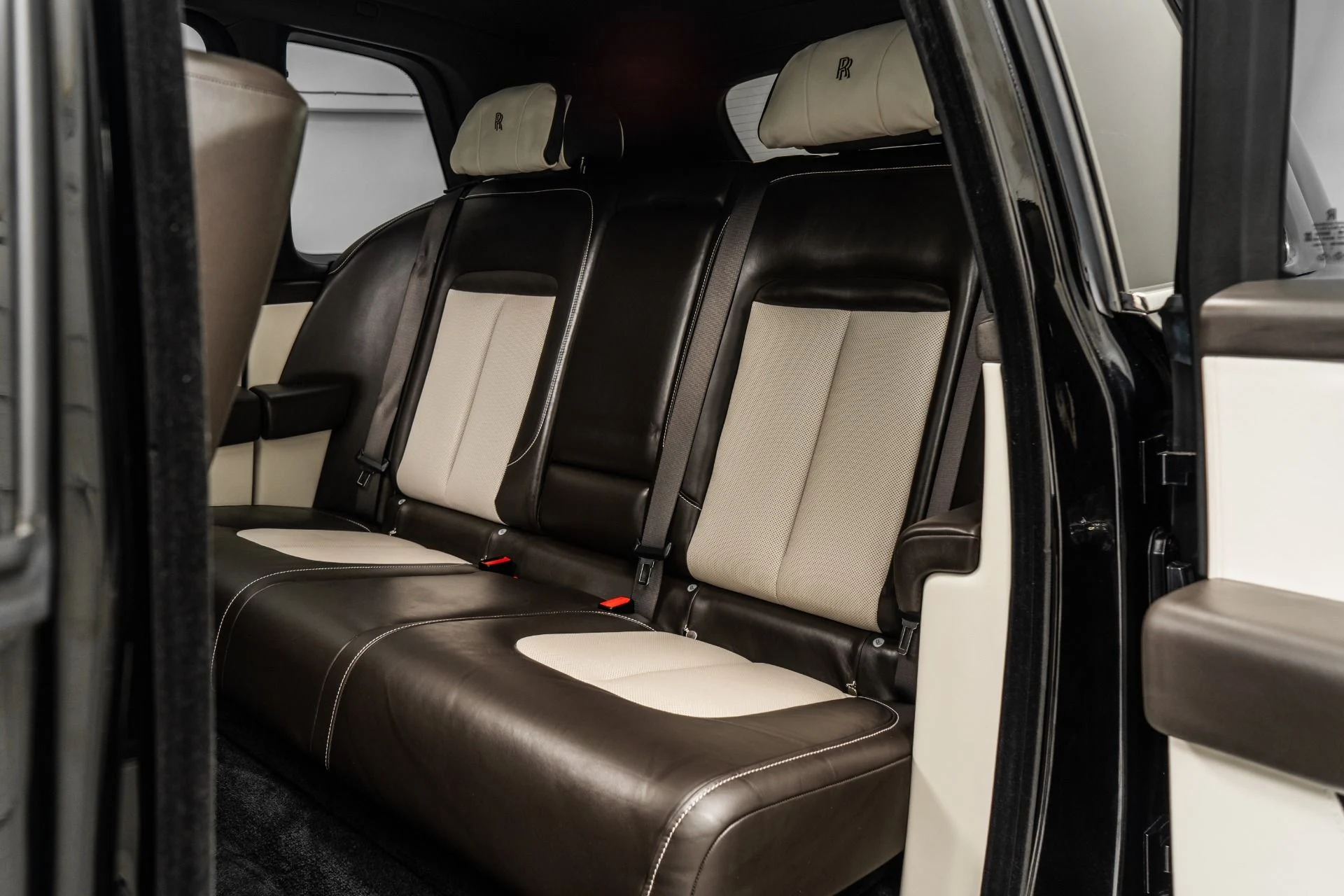 mph015_2207280468_Used_2022_Rolls_Royce_Cullinan_1760976339_05c5bc61ed
