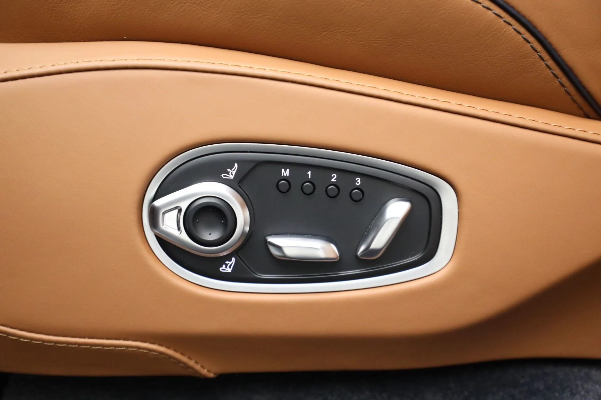 mph015_2224480987_New_2025_Aston_Martin_DBX_707_a28d9d705e