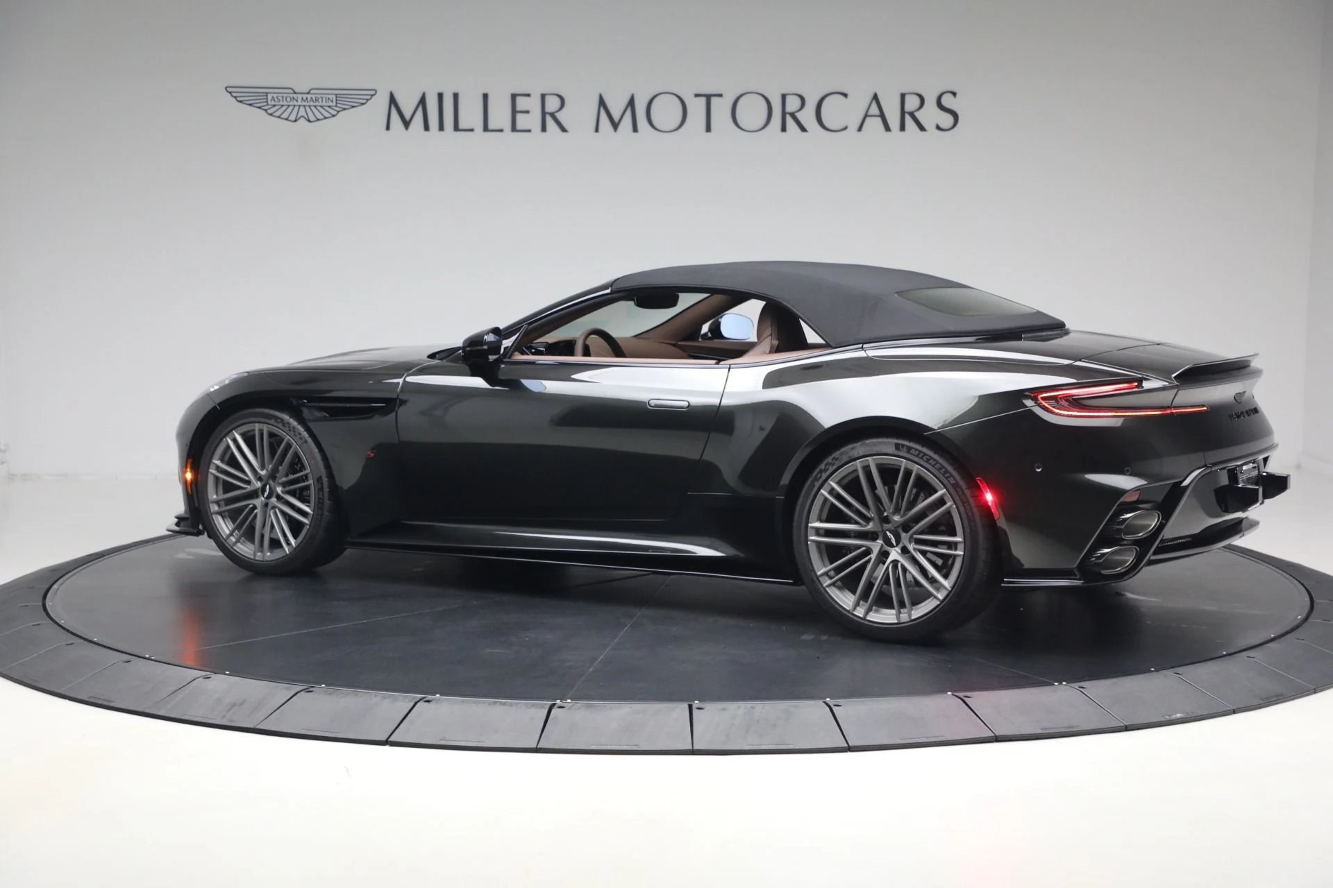 mph015_2238750478_New_2026_Aston_Martin_DB_12_S_Volante_1787328919_4d3d333a8e