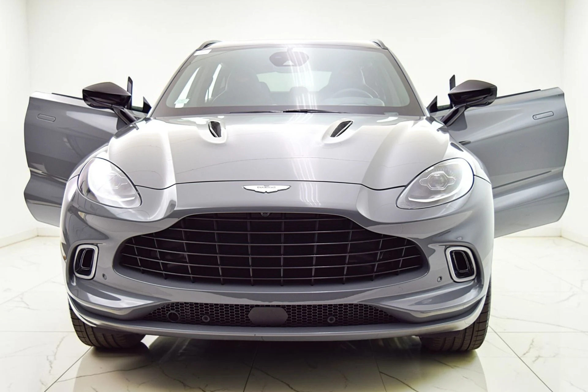mph015_2270420565_Used_2023_Aston_Martin_DBX_b0016f9d4f
