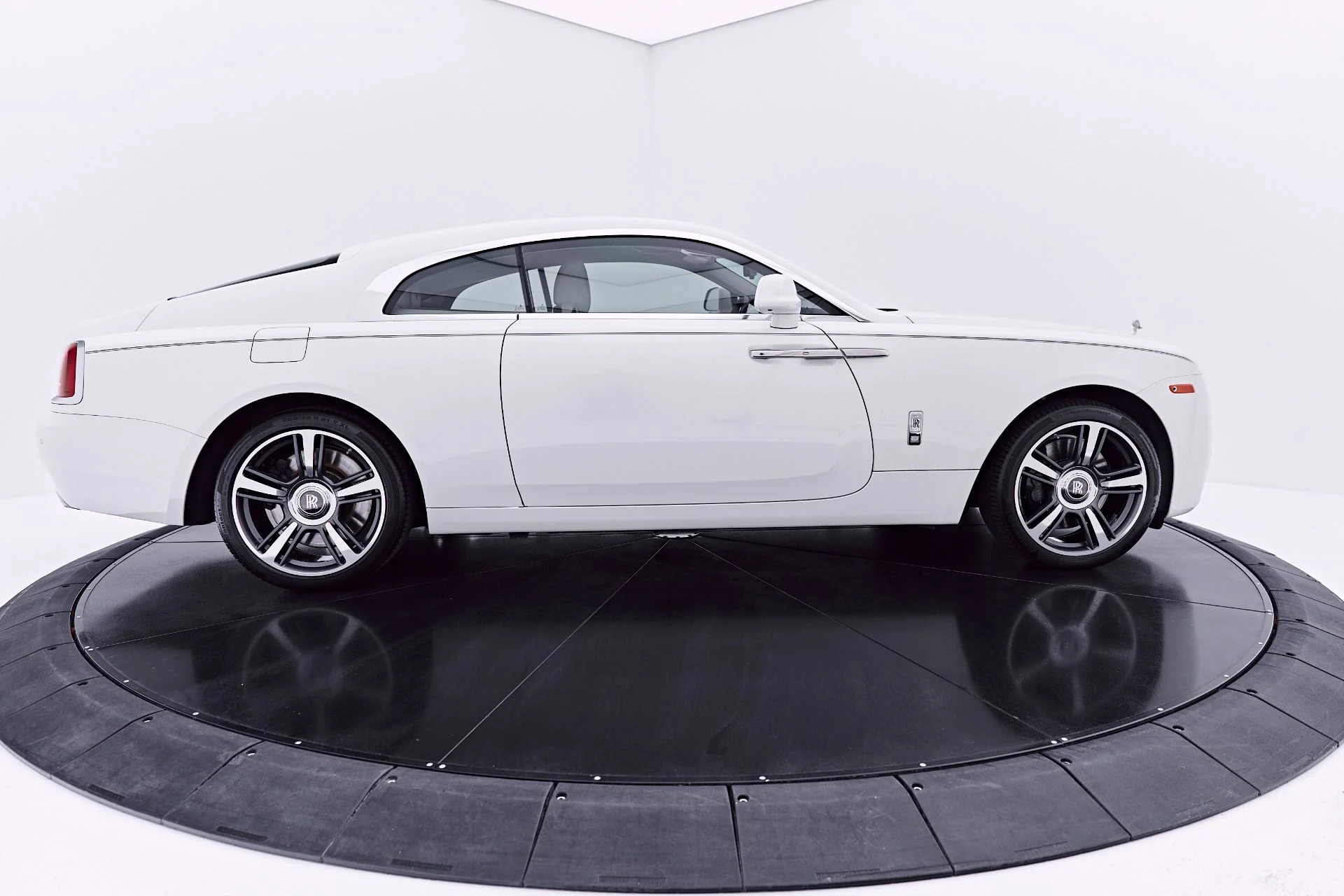 mph015_2272565198_Used_2014_Rolls_Royce_Wraith_Base_1782842384_04b61fc1f2