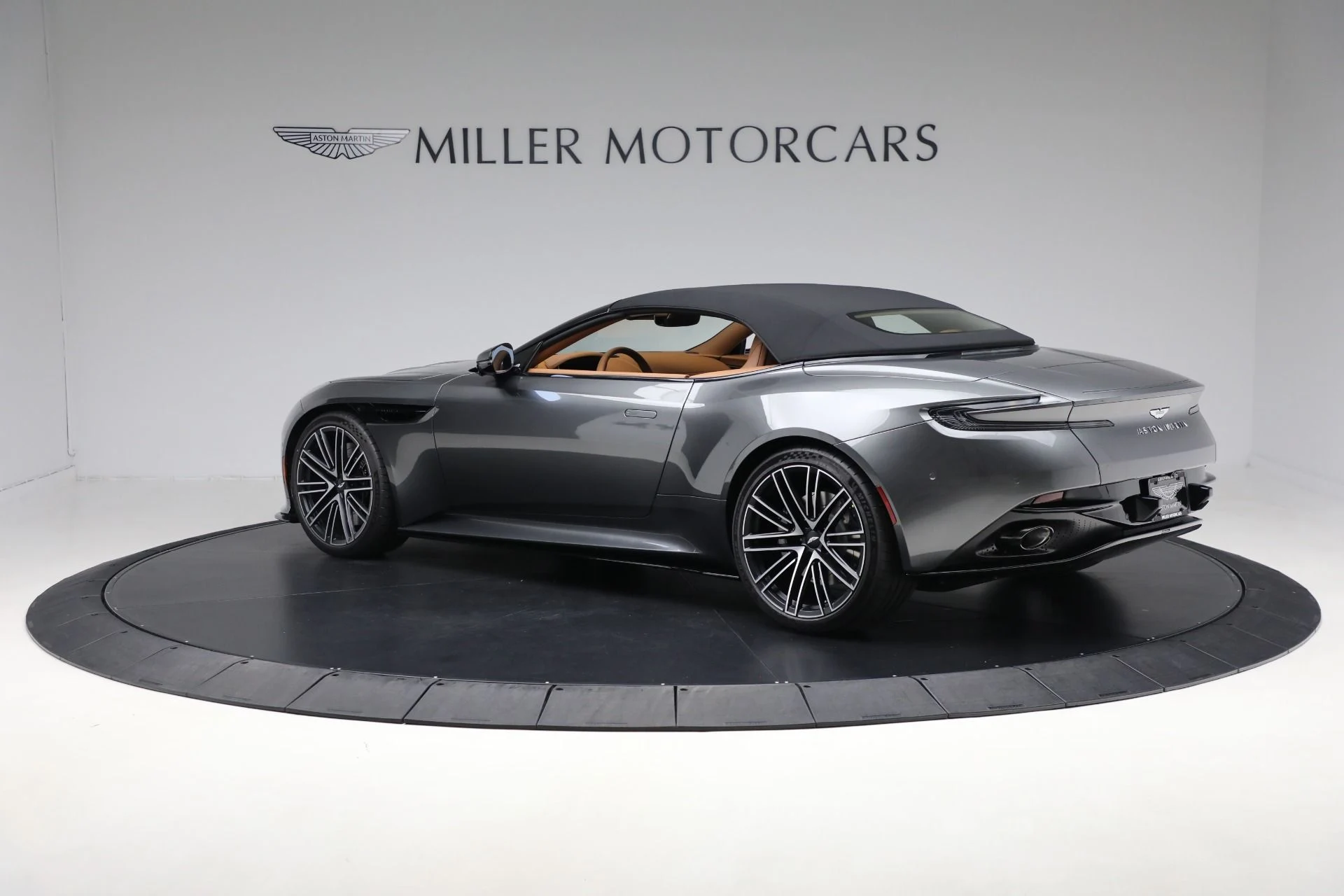 mph015_2272953253_New_2025_Aston_Martin_DB_12_Volante_39a12489d8