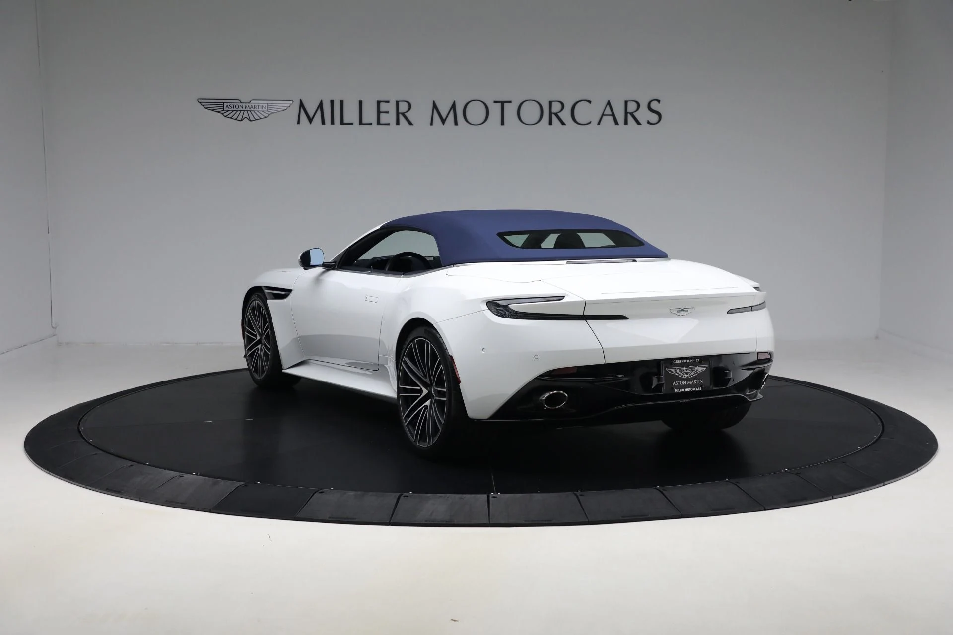 mph015_2274952004_Used_2024_Aston_Martin_DB_12_Volante_dbcf966e0c