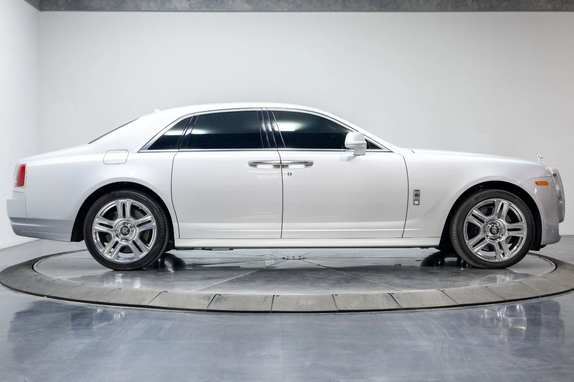 mph015_2301741184_Used_2015_Rolls_Royce_Ghost_1760219601_43315c93a7