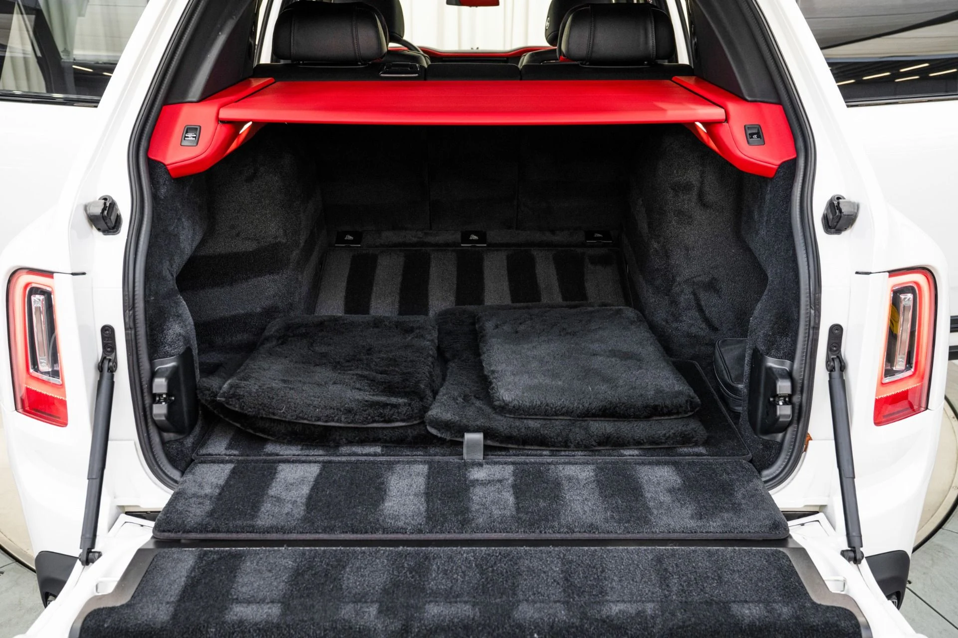 mph015_2322226966_Used_2023_Rolls_Royce_Cullinan_Black_Badge_Two_Tone_Interior_Starlight_Headliner_1762810213_e269ebfda3