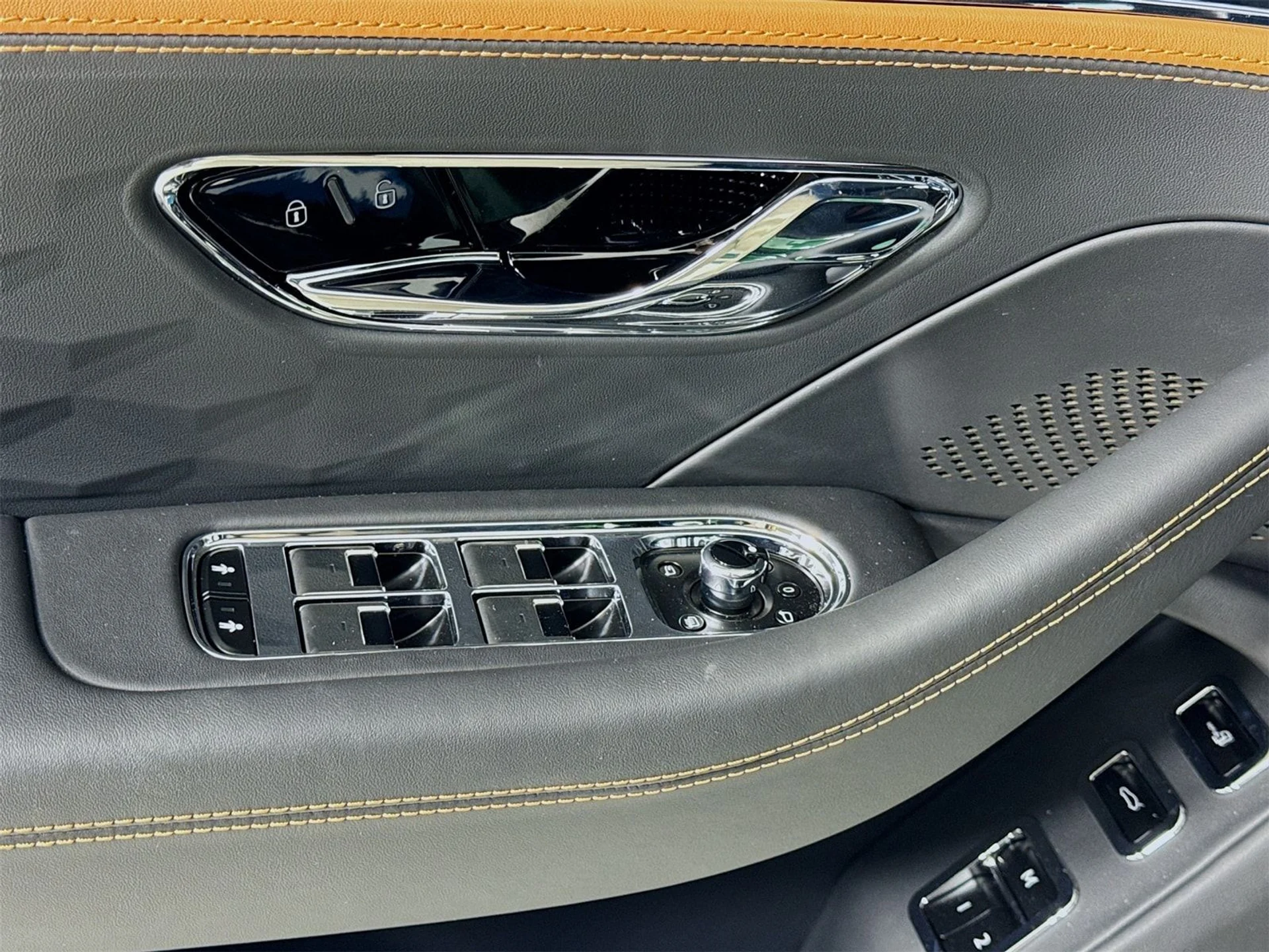 mph015_2332370013_79d94cf51a5ff1e6424c31a098a07122x_68a2716de5