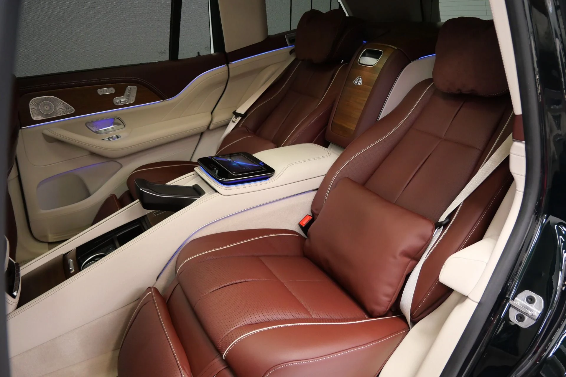 mph015_2349483693_Used_2022_Mercedes_Benz_Maybach_GLS_600_4_MATIC_Beautiful_Colors_Four_Seat_Configuration_Walnut_Trim_1776795080_684f32c86d