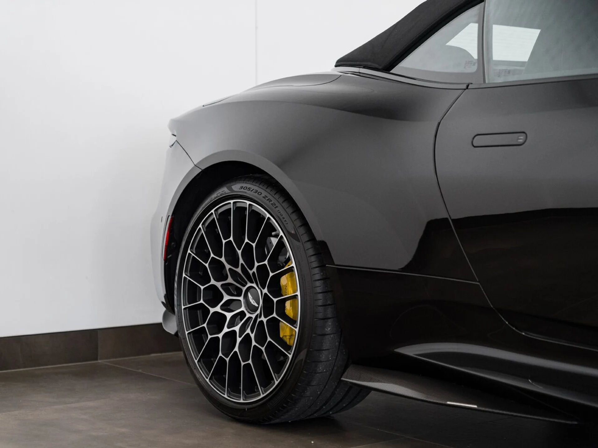 mph015_2380855328_aston_martin_dbs_2023_jpg_v_1758918548_4b3ccca60a