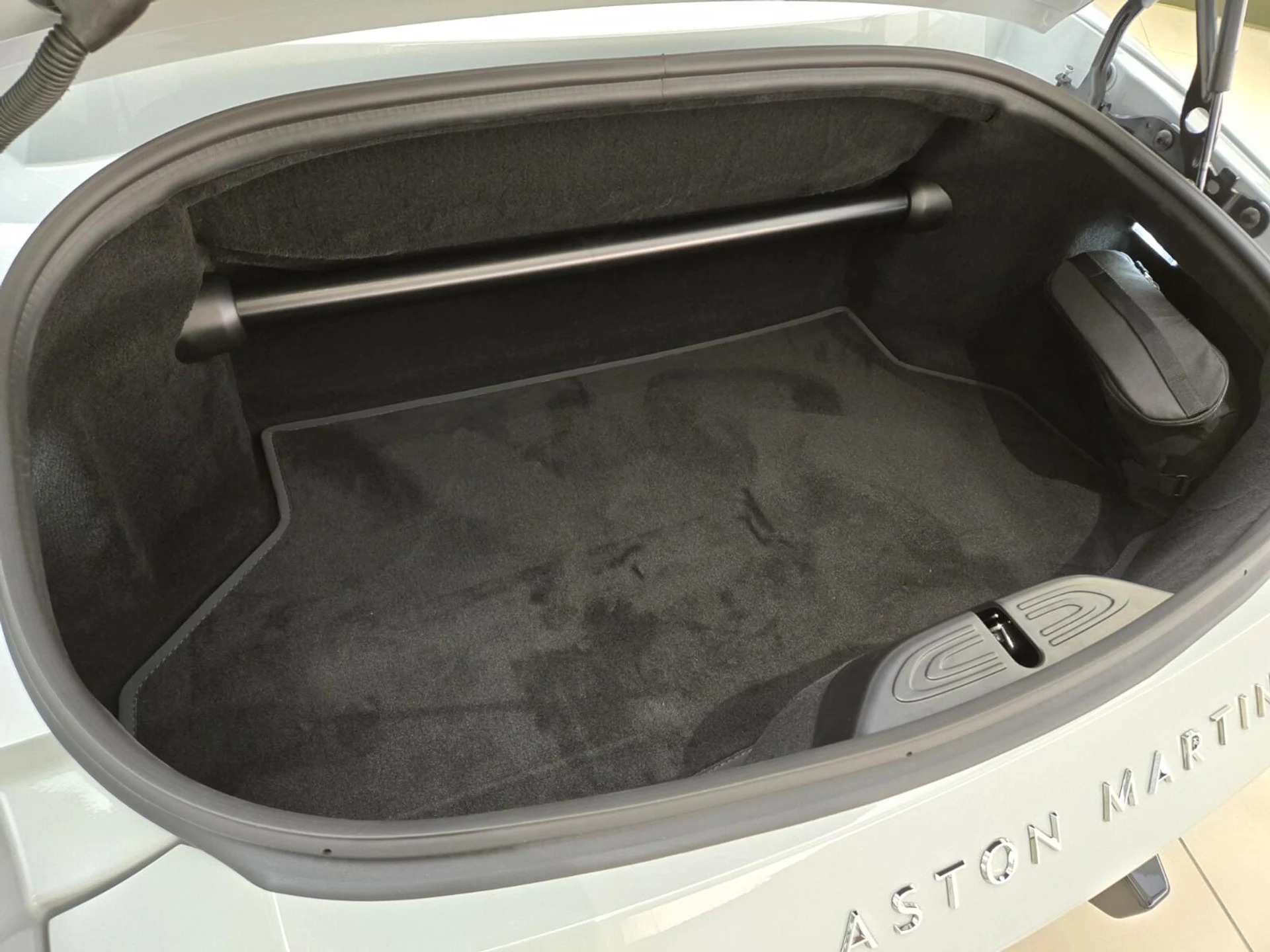 mph015_2384844374_New_2026_Aston_Martin_Vantage_1768889960_674f4c70dd